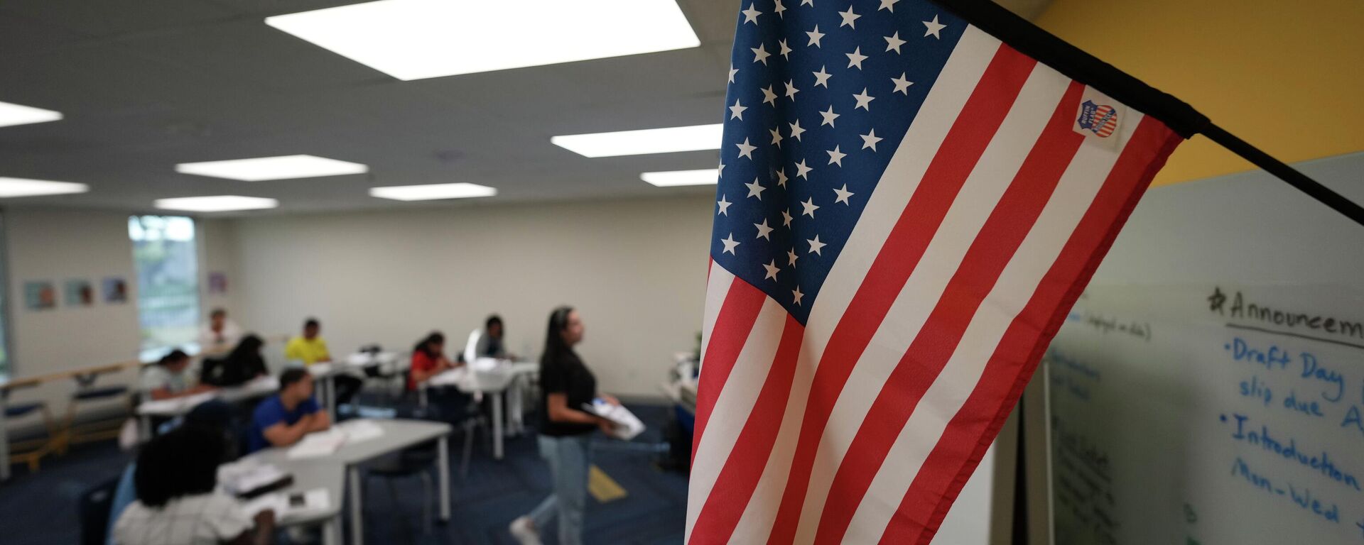 Imigrantes aprendem inglês em sala de aula de instituição católica em Orlando. Estados Unidos, 19 de agosto de 2025 - Sputnik Brasil, 1920, 12.03.2026