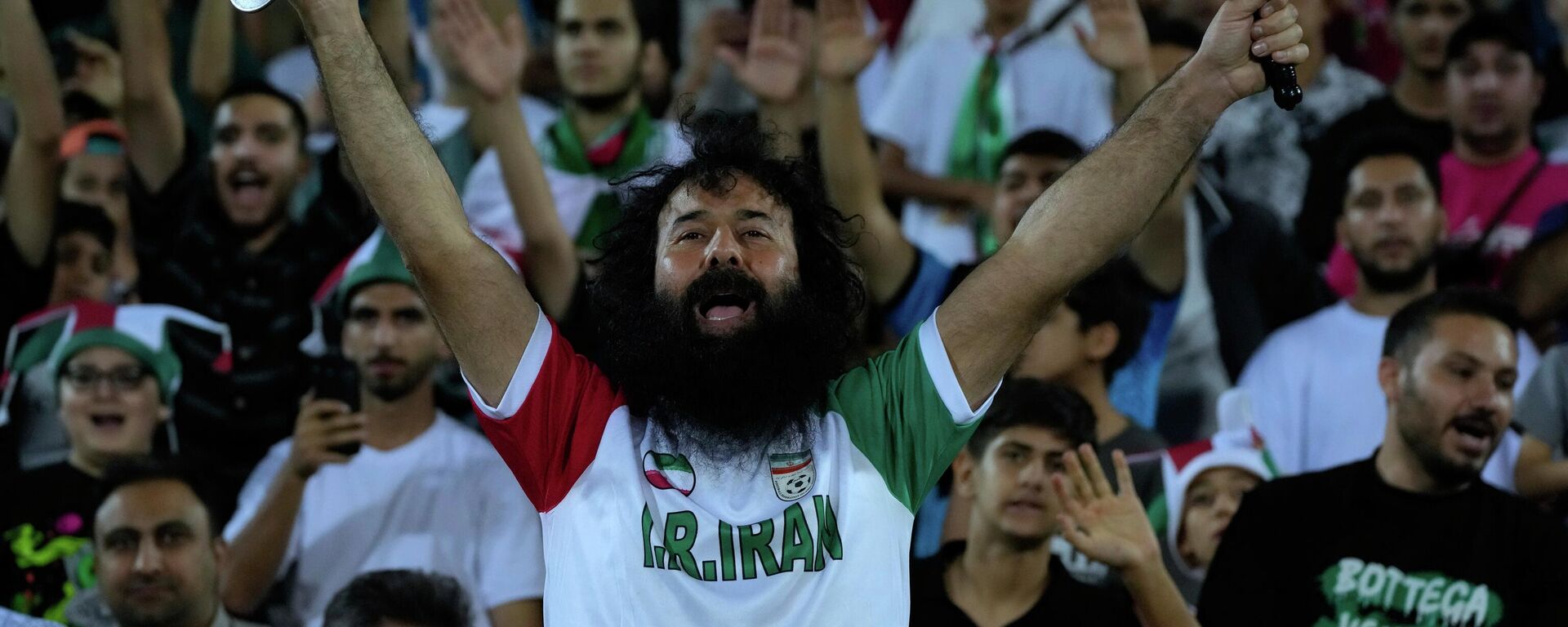 Torcedores do Irã celebram gol durante partida da seleção do país em Teerã. Irã, 10 de junho de 2025 - Sputnik Brasil, 1920, 19.03.2026