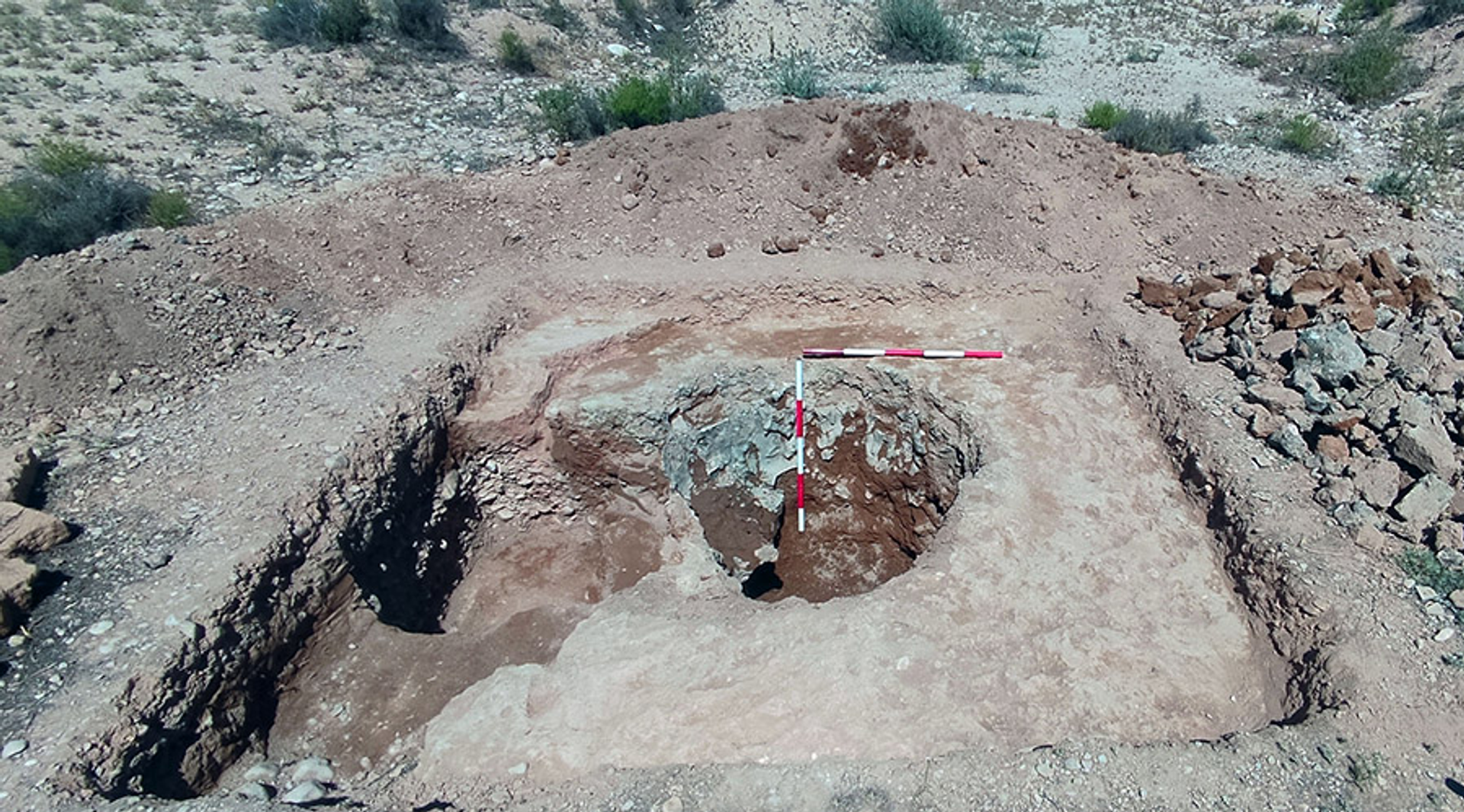 Forno de cerâmica, encontrado no antigo assentamento de Kalat-e Yavar, no Irã Forno de cerâmica, encontrado no antigo assentamento de Kalat-e Yavar, no Irã