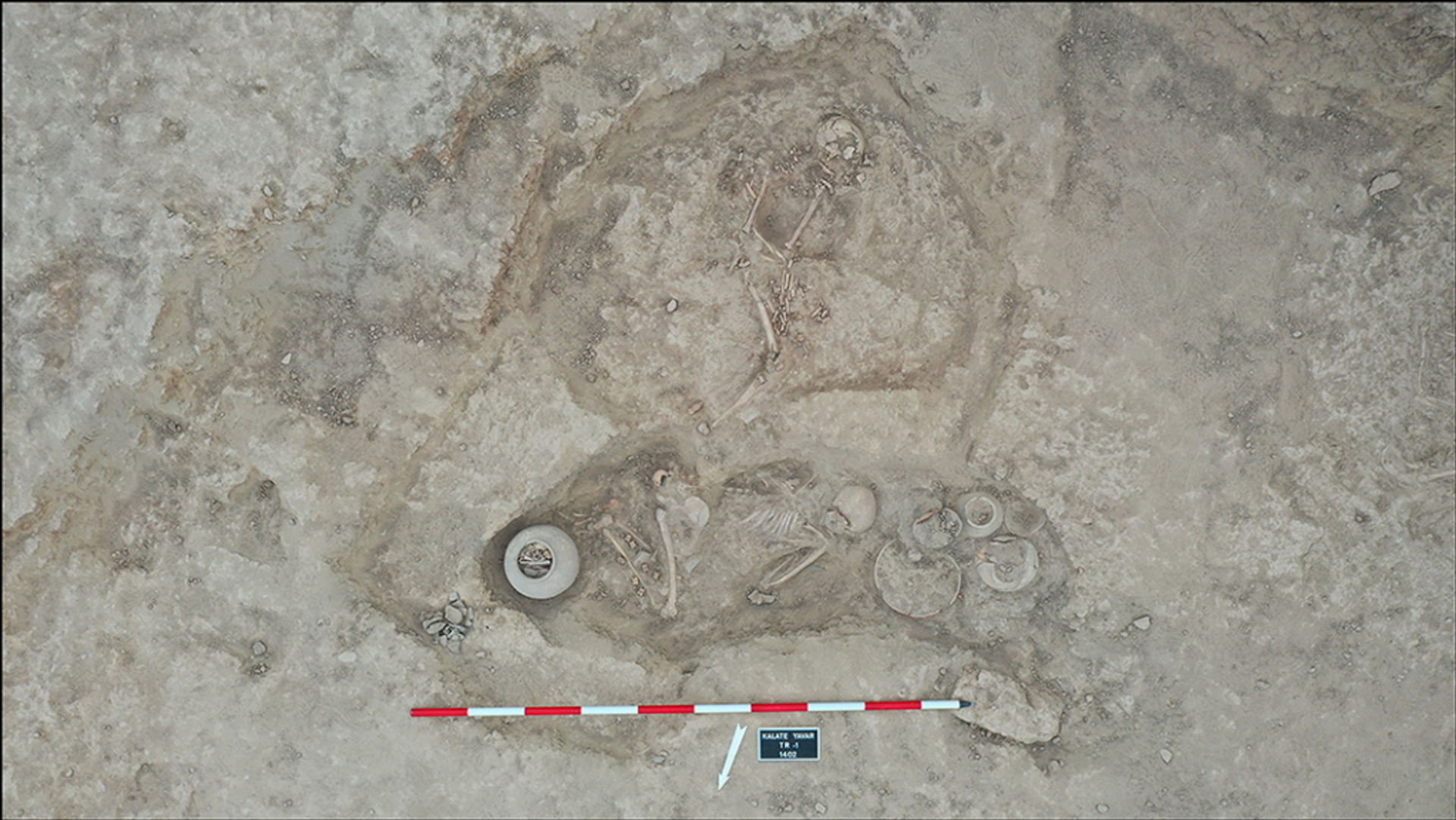 Sepultamentos humanos encontrados no antigo assentamento de Kalat-e Yavar, no Irã - Sputnik Brasil, 1920, 13.03.2026