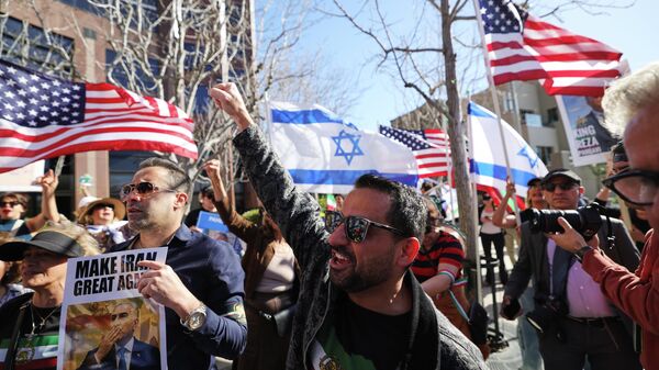 Manifestantes durante uma manifestação em reação aos ataques dos EUA e de Israel contra o Irã, em frente ao consulado israelense - Sputnik Brasil