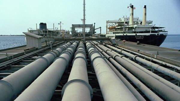 Esta é uma vista dos canos e de um navio-tanque no cais de Kharg, no Irã, o maior do mundo, julho de 1971 - Sputnik Brasil