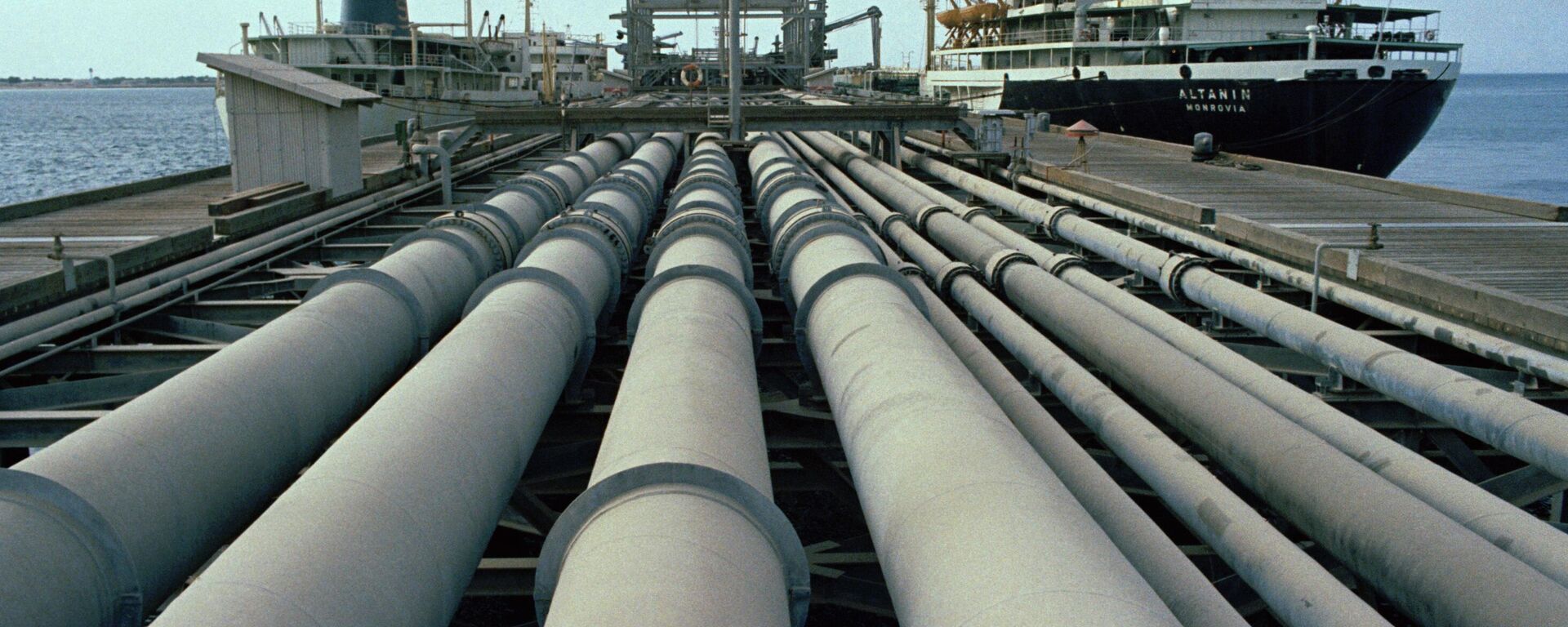 Esta é uma vista dos canos e de um navio-tanque no cais de Kharg, no Irã, o maior do mundo, julho de 1971 - Sputnik Brasil, 1920, 15.03.2026