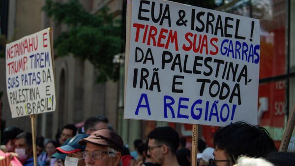 Protesto organizado por movimentos sociais em repúdio às operações militares conduzidas pelos Estados Unidos e por Israel no Oriente Médio. - Sputnik Brasil