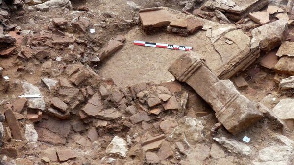 Bloco de alvenaria representando o deus Sucellus do Templo M3 - Sputnik Brasil