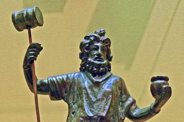 Estatueta de Sucellus, deus gaulês – Sauvat, Tour‑sur‑Rhône, Bouches‑du‑Rhône, França – século II ou III d.C. – bronze, aprox. 15 cm – Museu de Arqueologia Nacional de Saint‑Germain‑en‑Laye – Inv. nº 87371 Estatueta de Sucellus, deus gaulês – Sauvat, Tour‑sur‑Rhône, Bouches‑du‑Rhône, França – século II ou III d.C. – bronze, aprox. 15 cm – Museu de Arqueologia Nacional de Saint‑Germain‑en‑Laye – Inv. nº 87371 - Sputnik Brasil