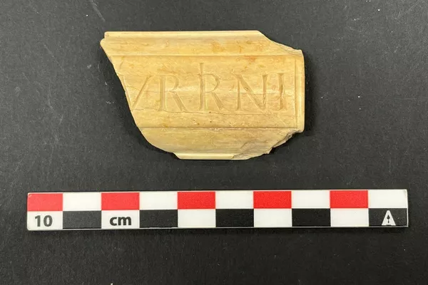 Artefato descoberto durante escavações arqueológicas na praça de São Miguel e avenida de Coso, em Saragoça, Espanha Artefato descoberto durante escavações arqueológicas na praça de São Miguel e avenida de Coso, em Saragoça, Espanha - Sputnik Brasil