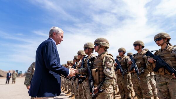 Presidente de Chile, José Antonio Kast, cumprimenta militares durante  visita ao Complexo Fronteiriço Chacalluta no norte do país - Sputnik Brasil