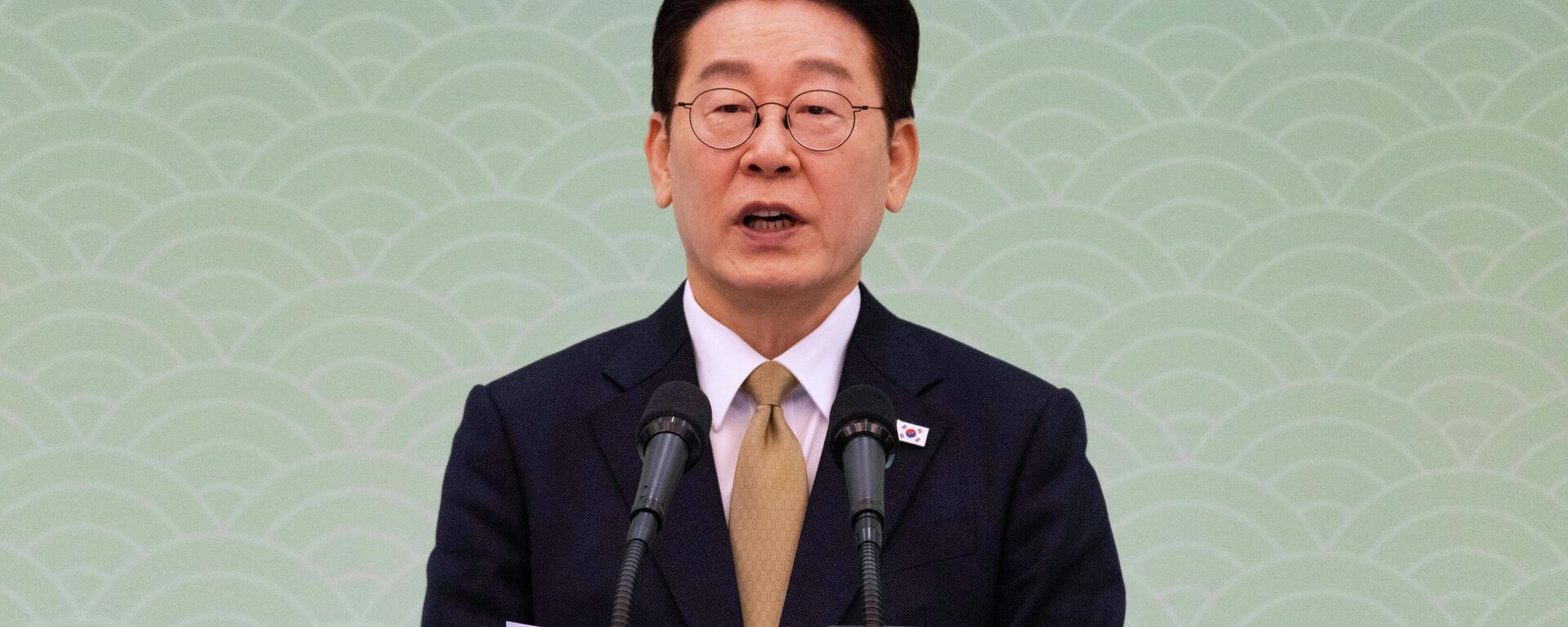 O presidente sul-coreano Lee Jae-myung conversa com o presidente brasileiro Luiz Inácio Lula da Silva durante coletiva de imprensa conjunta após reunião na Casa Azul, residência oficial do presidente, em Seul, Coreia do Sul, 23 de fevereiro de 2026 - Sputnik Brasil, 1920, 17.03.2026