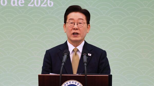 O presidente sul-coreano Lee Jae-myung conversa com o presidente brasileiro Luiz Inácio Lula da Silva durante coletiva de imprensa conjunta após reunião na Casa Azul, residência oficial do presidente, em Seul, Coreia do Sul, 23 de fevereiro de 2026 - Sputnik Brasil