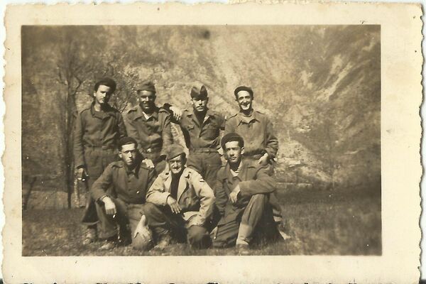 Cabo Alfredo Ruano (antes de ser promovido a sargento) é o primeiro em pé da direita para a esquerda. Foto tirada durante a Segunda Guerra Mundial - Sputnik Brasil