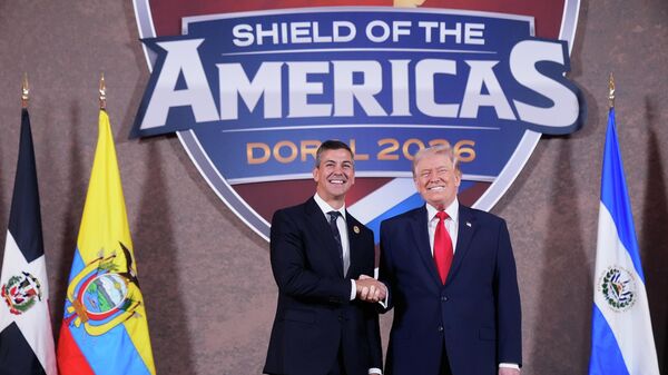 Presidente do Paraguai, Santiago Peña, ao lado do homólogo norte-americano, Donald Trump, durante encontro que inaugurou a coalizão Escudo das Américas. Miami, EUA, 7 de março de 2026 - Sputnik Brasil