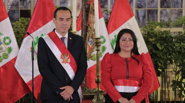 O então presidente do Peru, José Jerí, e sua então ministra da Economia, Denisse Miralles, posam para foto durante a cerimônia de posse dos membros do gabinete, no Palácio do Governo, em Lima - Sputnik Brasil