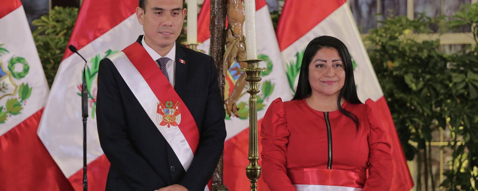 O então presidente do Peru, José Jerí, e sua então ministra da Economia, Denisse Miralles, posam para foto durante a cerimônia de posse dos membros do gabinete, no Palácio do Governo, em Lima - Sputnik Brasil, 1920, 17.03.2026