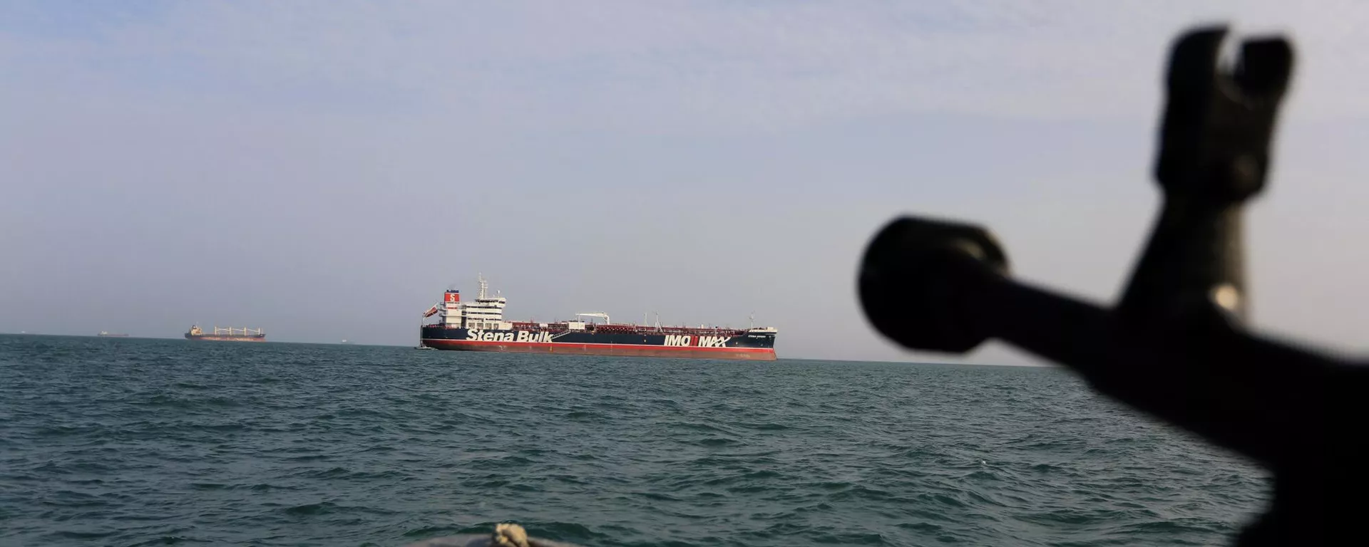 Arquivo: uma lancha do Corpo de Guardiães da Revolução Islâmica (IRGC, na sigla em inglês) do Irã aponta uma arma para o petroleiro Stena Impero, de bandeira britânica, que foi apreendido no estreito de Ormuz, no porto iraniano de Bandar Abbas, 21 de julho de 2019 Arquivo: uma lancha do Corpo de Guardiães da Revolução Islâmica (IRGC, na sigla em inglês) do Irã aponta uma arma para o petroleiro Stena Impero, de bandeira britânica, que foi apreendido no estreito de Ormuz, no porto iraniano de Bandar Abbas, 21 de julho de 2019 - Sputnik Brasil, 1920, 03.04.2026