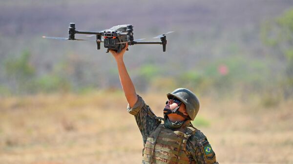 Militar do Exército Brasileiro posiciona drone com as mãos durante a operação Atlas: Armas Combinadas, em Formosa (GO), em 9 de setembro de 2025 - Sputnik Brasil