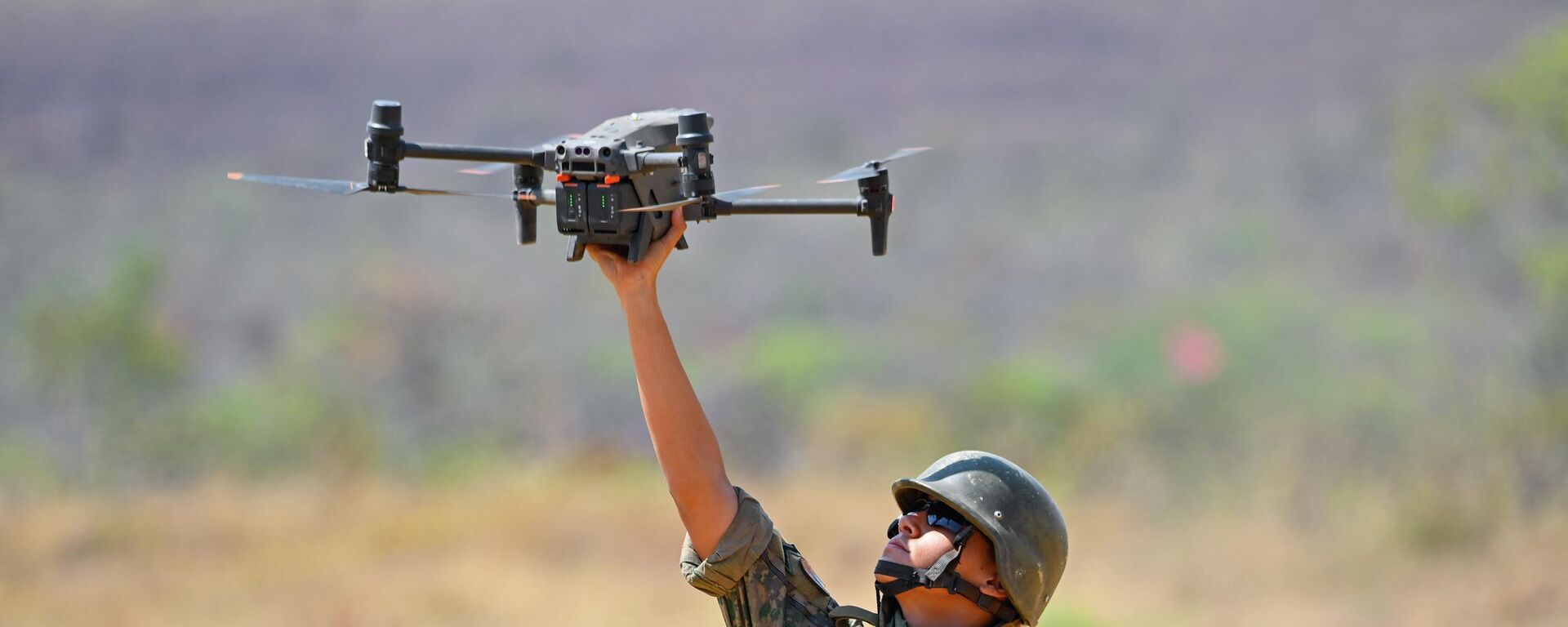 Militar do Exército Brasileiro posiciona drone com as mãos durante a operação Atlas: Armas Combinadas, em Formosa (GO), em 9 de setembro de 2025 - Sputnik Brasil, 1920, 18.03.2026
