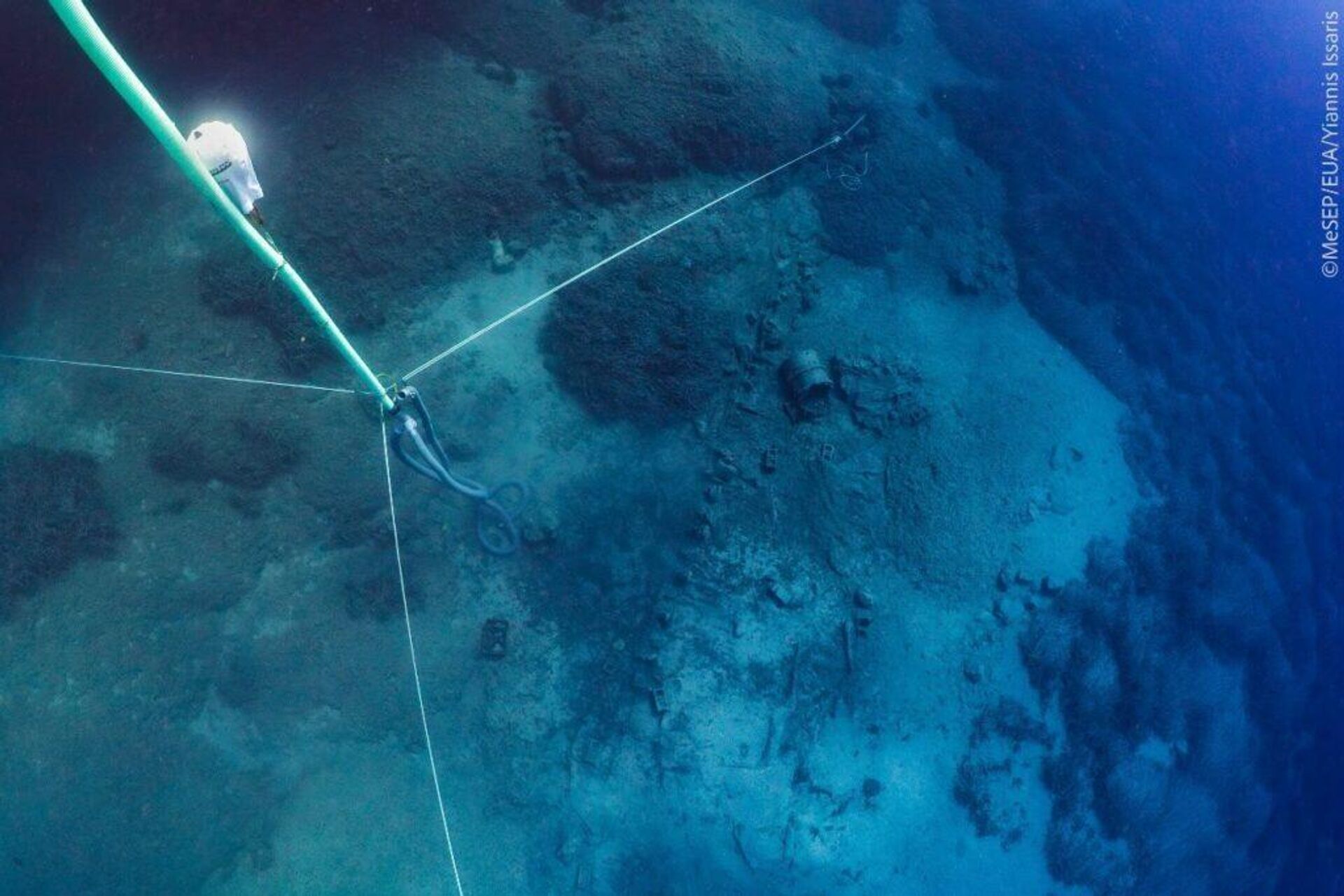 Vista geral do casco da embarcação Mentor e área de escavação