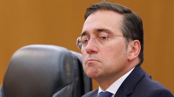 O ministro das Relações Exteriores da Espanha, José Manuel Albares, durante uma reunião no Grande Salão do Povo em Pequim, China, 12 de novembro de 2025 - Sputnik Brasil