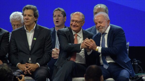 O presidente Luiz Inácio Lula da Silva ao lado do vice-presidente Geraldo Alckmin e do ministro da Fazenda, Fernando Haddad, em evento em São Paulo (SP), em 19 de março de 2026 - Sputnik Brasil