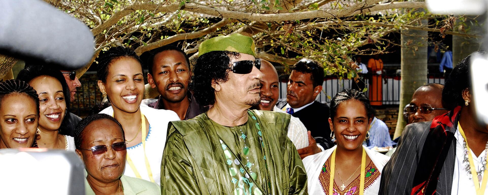 Líder líbio Muammar Kadhafi, ao centro, posa para uma fotografia com a equipe da União Africana no local da 15ª Cúpula da União Africana. Kampala, Uganda, 25 de julho de 2010 - Sputnik Brasil, 1920, 19.03.2026