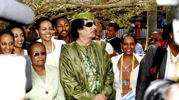 Líder líbio Muammar Kadhafi, ao centro, posa para uma fotografia com a equipe da União Africana no local da 15ª Cúpula da União Africana. Kampala, Uganda, 25 de julho de 2010 - Sputnik Brasil