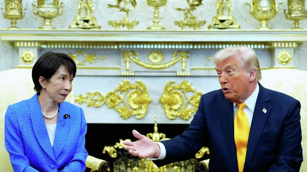 O presidente dos Estados Unidos, Donald Trump, discursa durante reunião com a primeira-ministra do Japão, Sanae Takaichi, no Salão Oval da Casa Branca, em 19 de março de 2026 - Sputnik Brasil