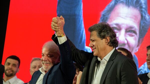 Presidente Luiz Inácio Lula da Silva (PT) ao lado do ministro da Fazenda, Fernando Haddad, durante lançamento de pré-candidatura ao governo de São Paulo. 19 de março de 2026 - Sputnik Brasil