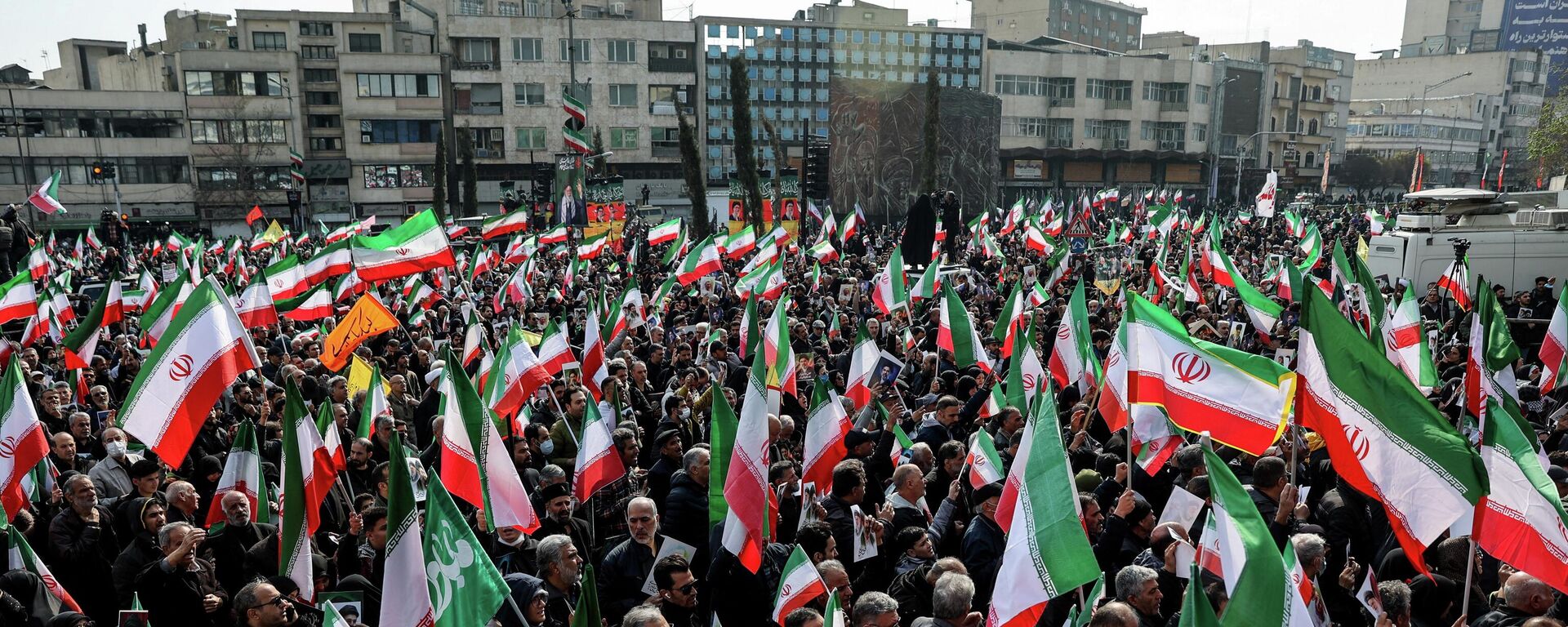 Pessoas no comício em apoio ao novo líder supremo do Irã, Mojtaba Khamenei, em meio ao conflito dos EUA e Israel contra o Irã - Sputnik Brasil, 1920, 20.03.2026