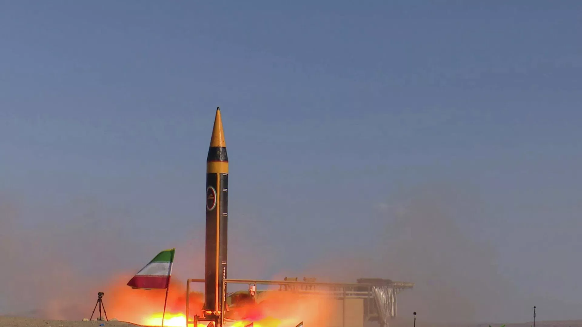 Nesta foto, divulgada pelo Ministério da Defesa iraniano em 25 de maio de 2023, um míssil Khorramshahr-4 é lançado em um local não revelado, no Irã (Ministério da Defesa iraniano via AP) - Sputnik Brasil, 1920, 28.07.2026