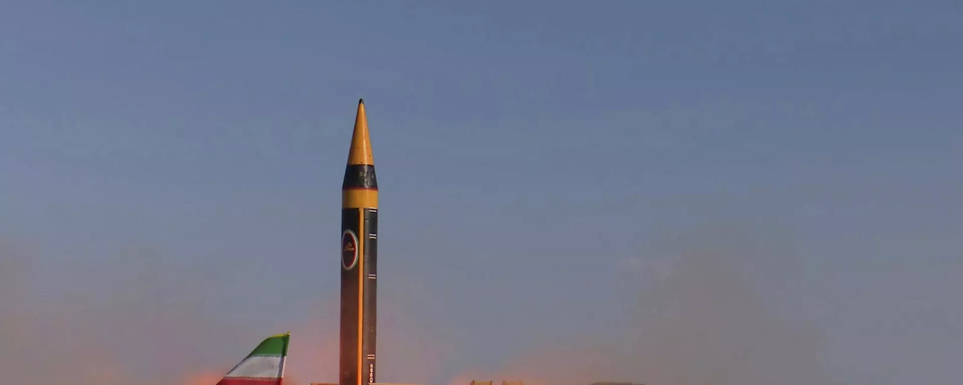 Nesta foto, divulgada pelo Ministério da Defesa iraniano em 25 de maio de 2023, um míssil Khorramshahr-4 é lançado em um local não revelado, no Irã (Ministério da Defesa iraniano via AP) - Sputnik Brasil, 1920, 21.05.2026