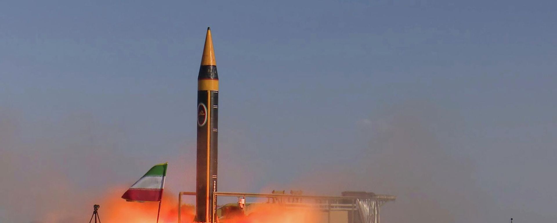 Nesta foto, divulgada pelo Ministério da Defesa iraniano em 25 de maio de 2023, um míssil Khorramshahr-4 é lançado em um local não revelado, no Irã (Ministério da Defesa iraniano via AP) - Sputnik Brasil, 1920, 21.04.2026