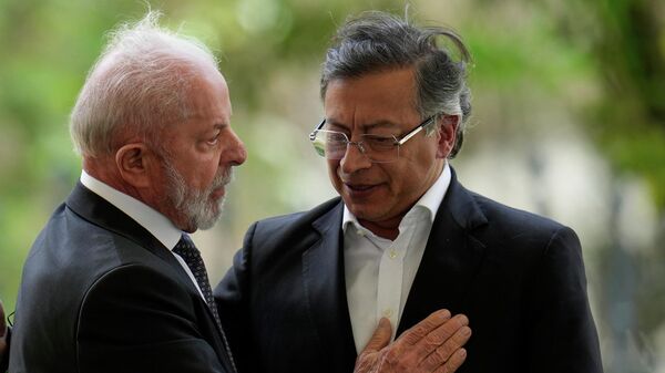 O presidente do Brasil, Luiz Inácio Lula da Silva (à esq.), cumprimenta o presidente da Colômbia, Gustavo Petro, durante encontro em agosto de 2025 - Sputnik Brasil