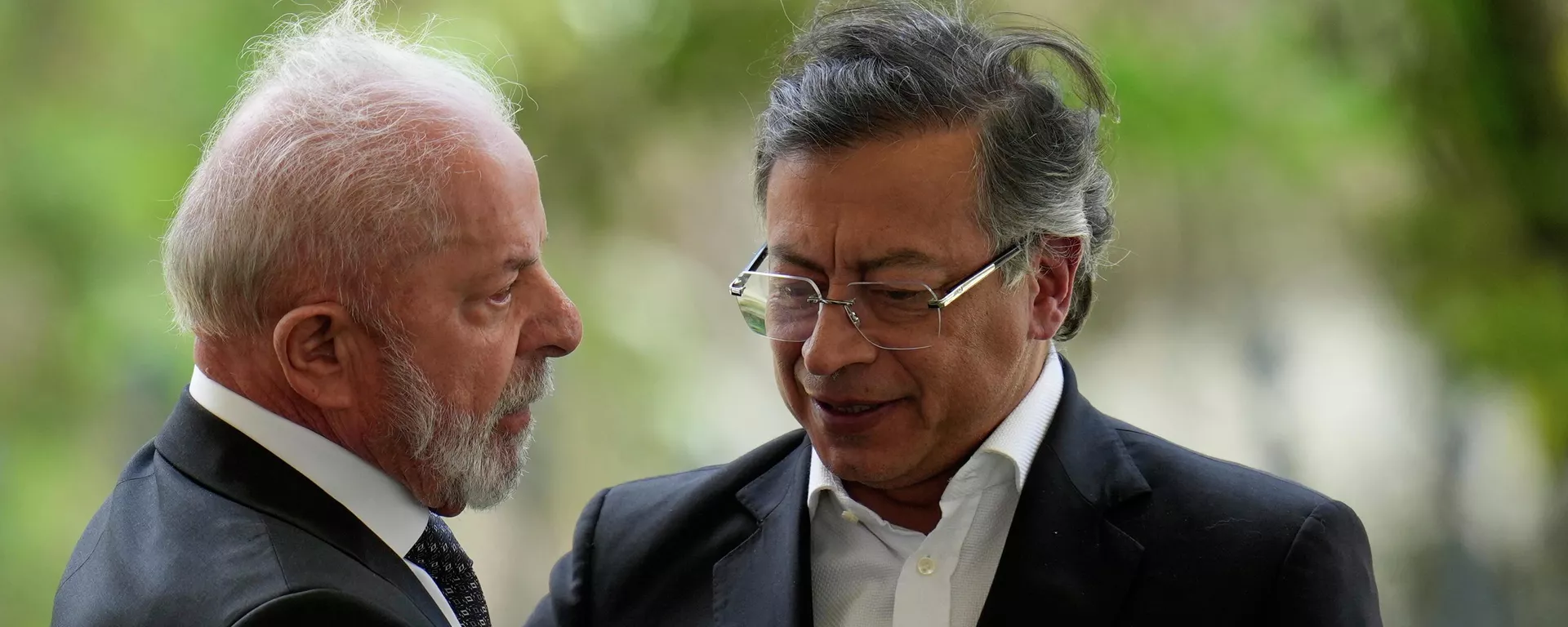 O presidente do Brasil, Luiz Inácio Lula da Silva (à esq.), cumprimenta o presidente da Colômbia, Gustavo Petro, durante encontro em agosto de 2025 - Sputnik Brasil, 1920, 20.03.2026