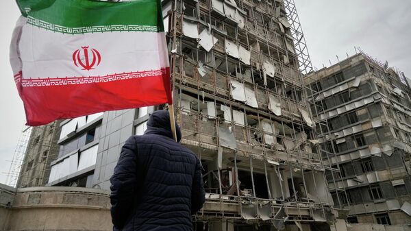 Homem vê destruição de hospital após bombardeio provocado por Israel e Estados Unidos em Teerã. 2 de março de 2026 - Sputnik Brasil