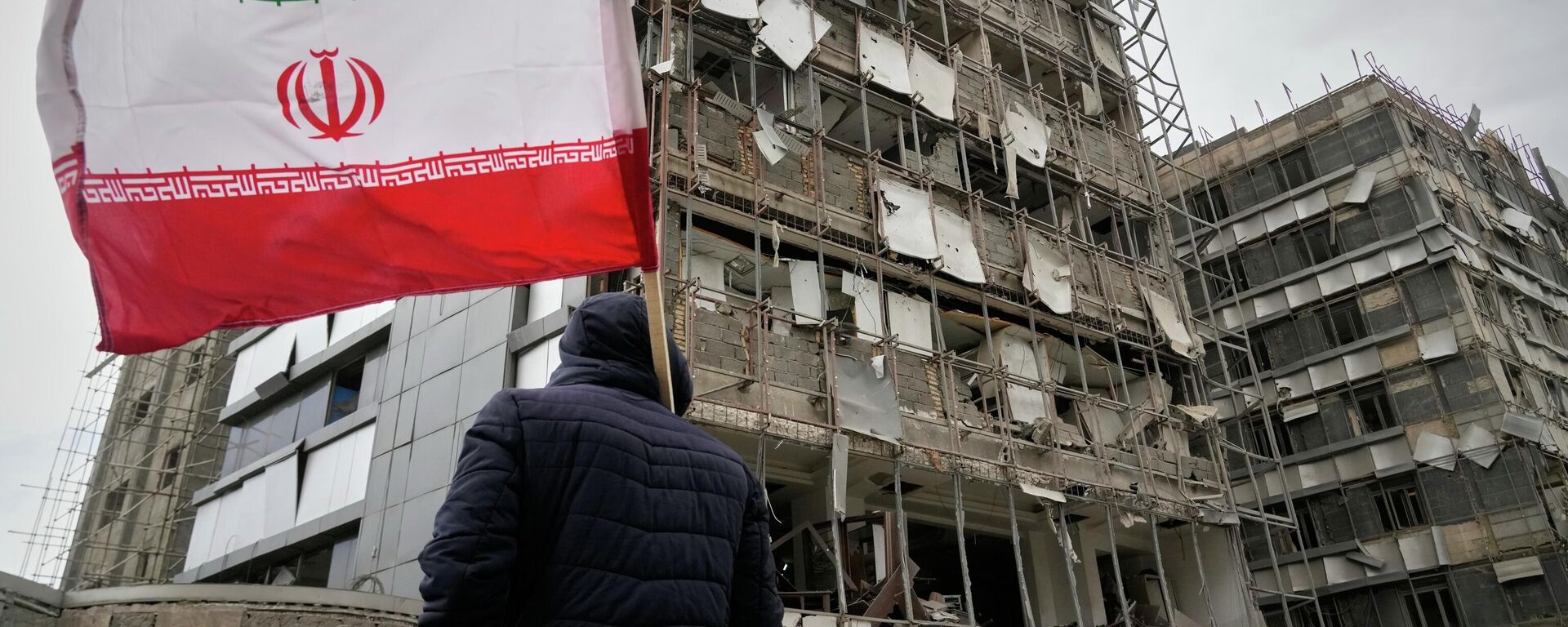Homem vê destruição de hospital após bombardeio provocado por Israel e Estados Unidos em Teerã. 2 de março de 2026 - Sputnik Brasil, 1920, 20.03.2026