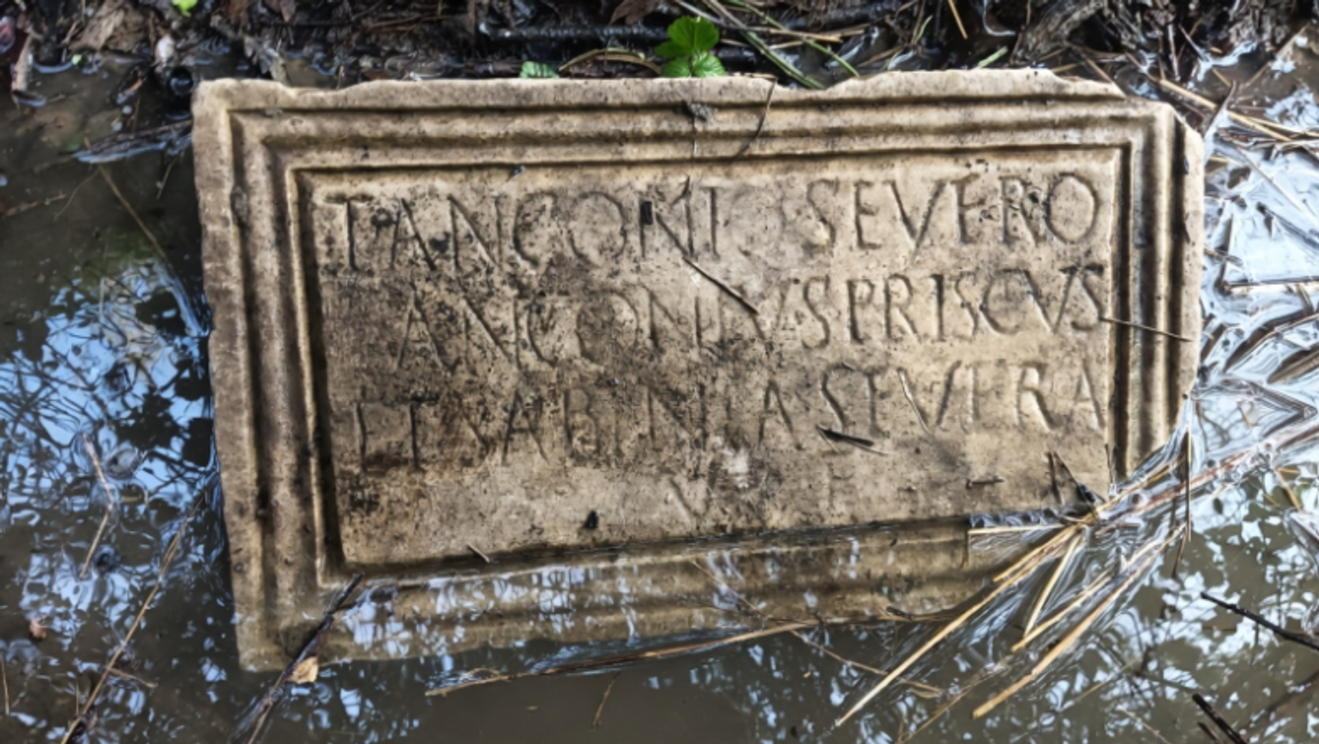 Pedra funerária romana é descoberta por um bombeiro aposentado em Livorno, Itália