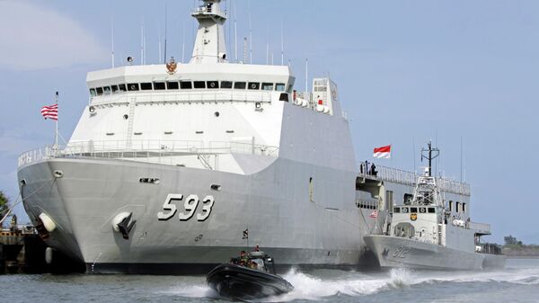 Militares das forças especiais da Marinha da Indonésia, em patrulha a bordo de uma lancha, passam pela plataforma de desembarque naval KRI 593 Banda Aceh, próxima ao porto de Benoa, Bali, Indonésia. - Sputnik Brasil
