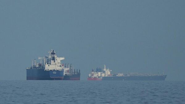 Petroleiros e navios de carga formam fila no estreito de Ormuz - Sputnik Brasil