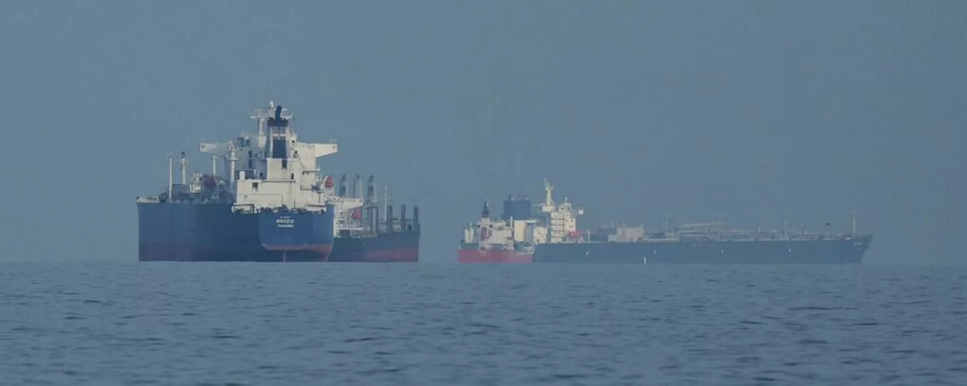 Petroleiros e navios de carga formam fila no estreito de Ormuz - Sputnik Brasil, 1920, 21.04.2026