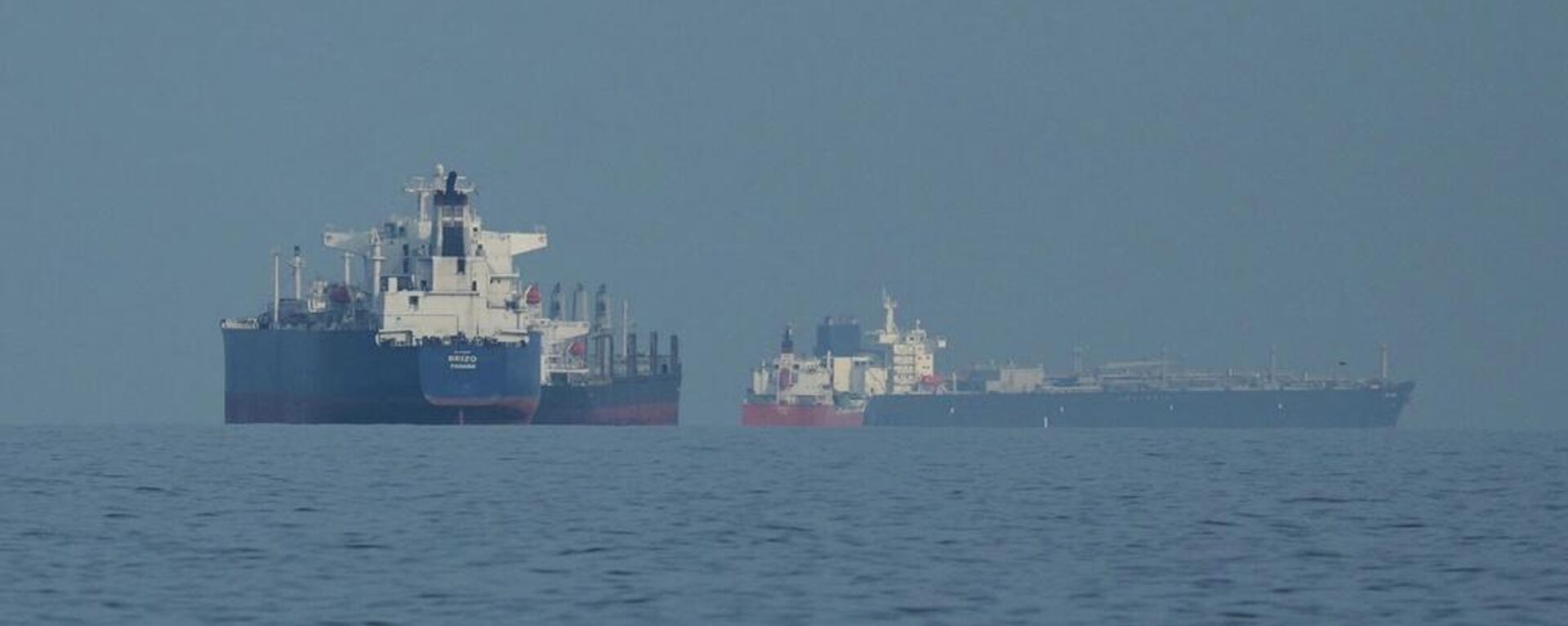 Petroleiros e navios de carga formam fila no estreito de Ormuz - Sputnik Brasil, 1920, 22.03.2026