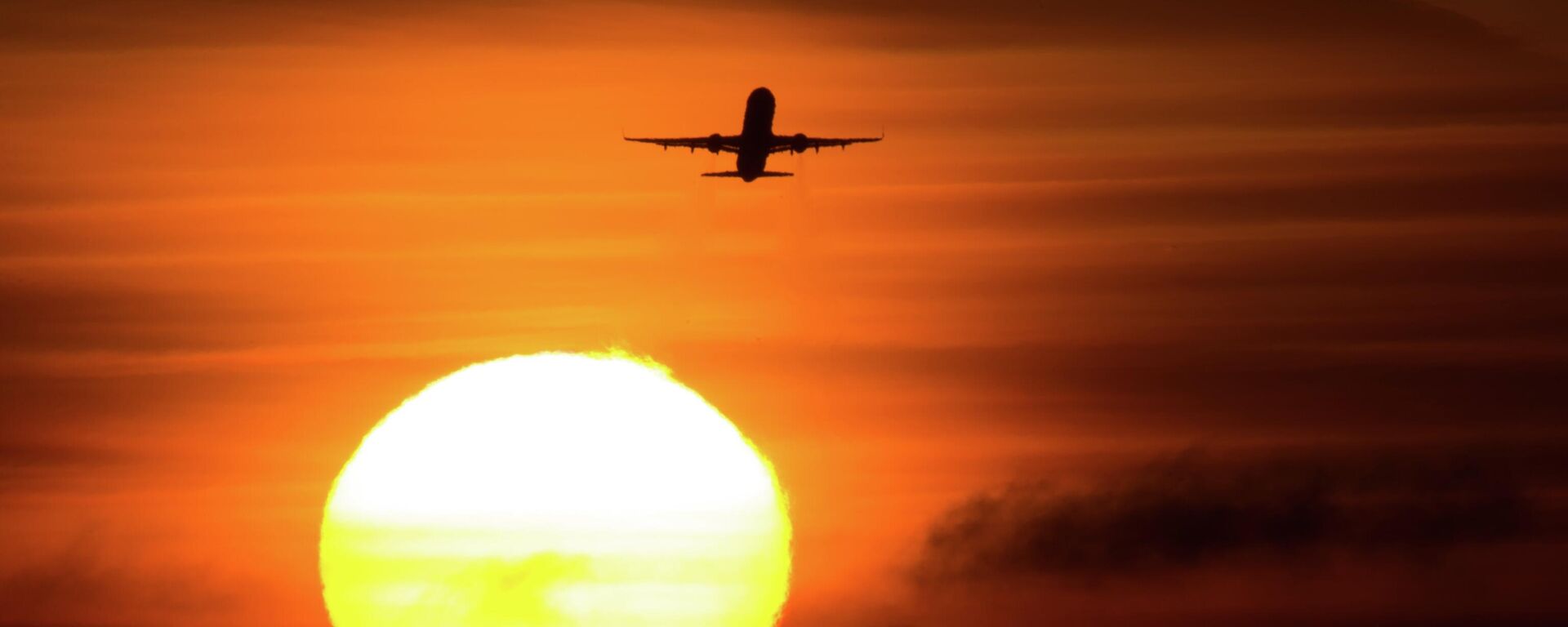 Companhias aéreas enfrentam maior crise desde a pandemia de COVID-19 devido ao conflito no Oriente Médio - Sputnik Brasil, 1920, 22.03.2026