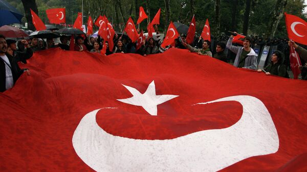 Protesto em Istambul, Turquia, com uma bandeira do país estendida. - Sputnik Brasil