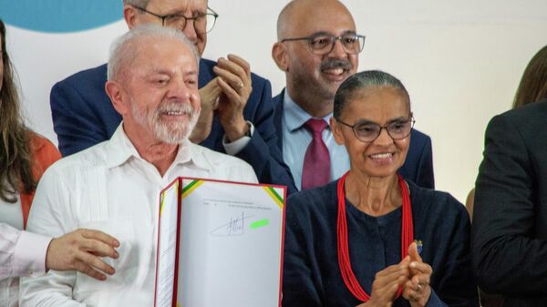 O presidente Luiz Inácio Lula da Silva (PT) e ministra do Meio Ambiente e Mudança do Clima, Marina Silva, no segmento presidencial da 15ª Conferência das Partes da Convenção sobre Espécies Migratórias (COP15), em Campo Grande (MS), 22 de março de 2026. - Sputnik Brasil