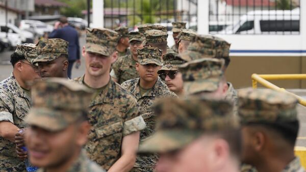Militares dos EUA participam de um exercício conjunto com tropas panamenhas no Canal do Panamá durante a visita do secretário de Defesa dos EUA, Pete Hegseth, ao Porto de Rodman, oeste do Panamá, 8 de abril de 2025 - Sputnik Brasil