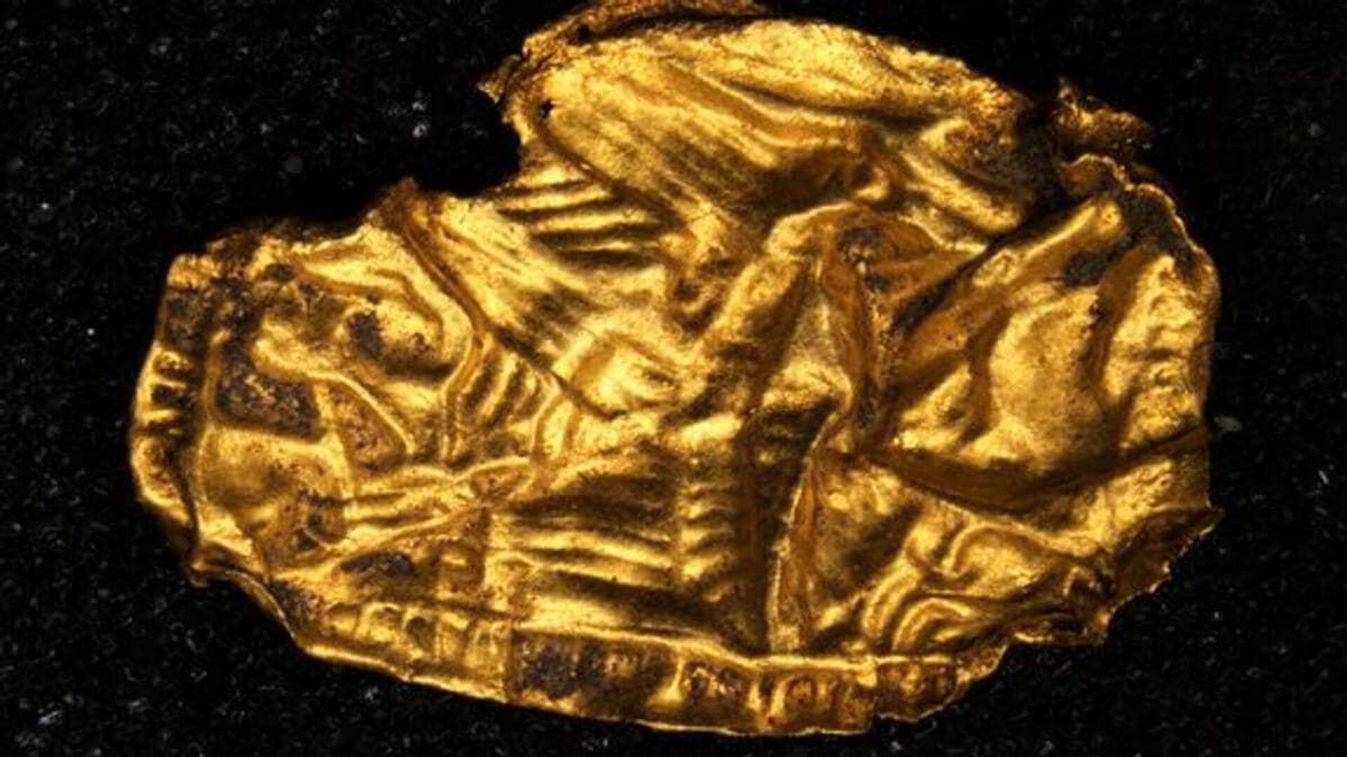 Folha de ouro com imagem estampada achada na Noruega