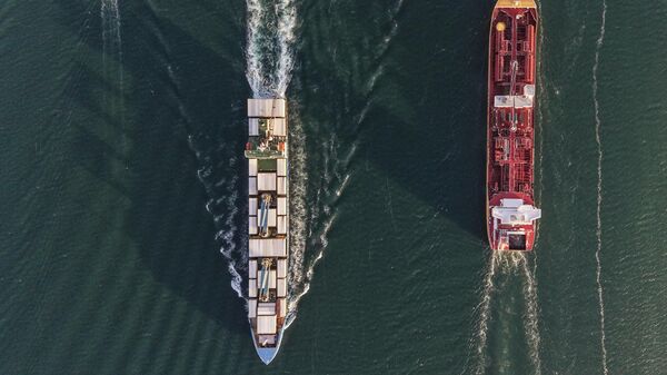 Navios cargueiros transitam pelo canal do Panamá, em março de 2026 - Sputnik Brasil