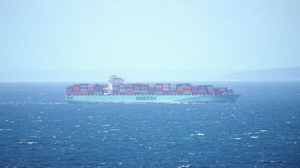 Navio cargueiro trafega próximo à costa do Marrocos pelo Estreito de Gibraltar, em abril de 2025. Ao fundo, o continente europeu - Sputnik Brasil