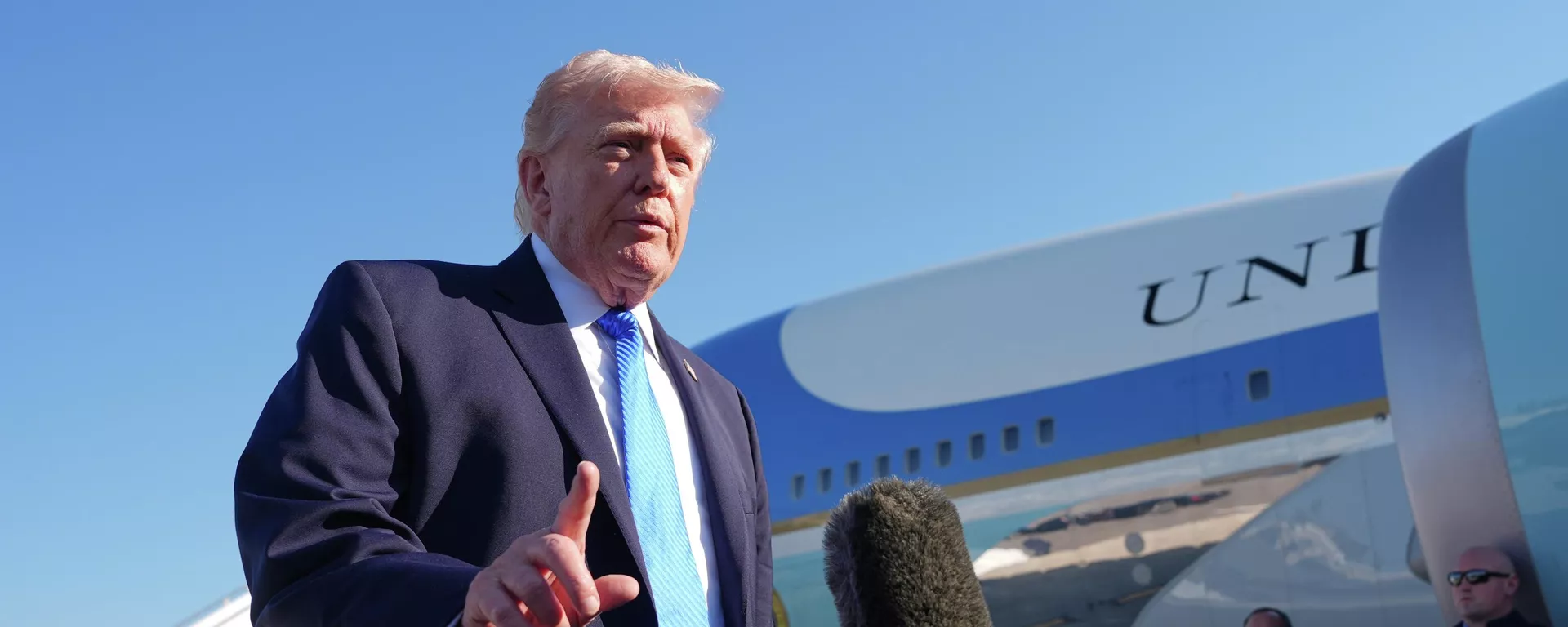 O presidente dos Estados Unidos, Donald Trump, fala com a mídia antes de embarcar no avião presidencial, em março de 2026 - Sputnik Brasil, 1920, 29.04.2026
