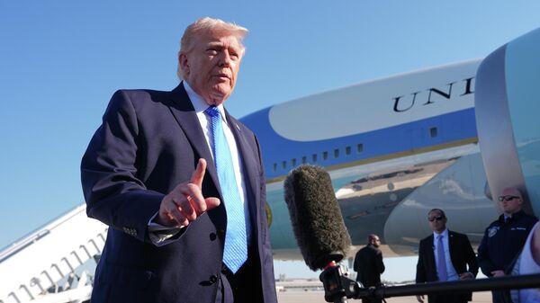 O presidente dos Estados Unidos, Donald Trump, fala com a mídia antes de embarcar no avião presidencial, em março de 2026 - Sputnik Brasil